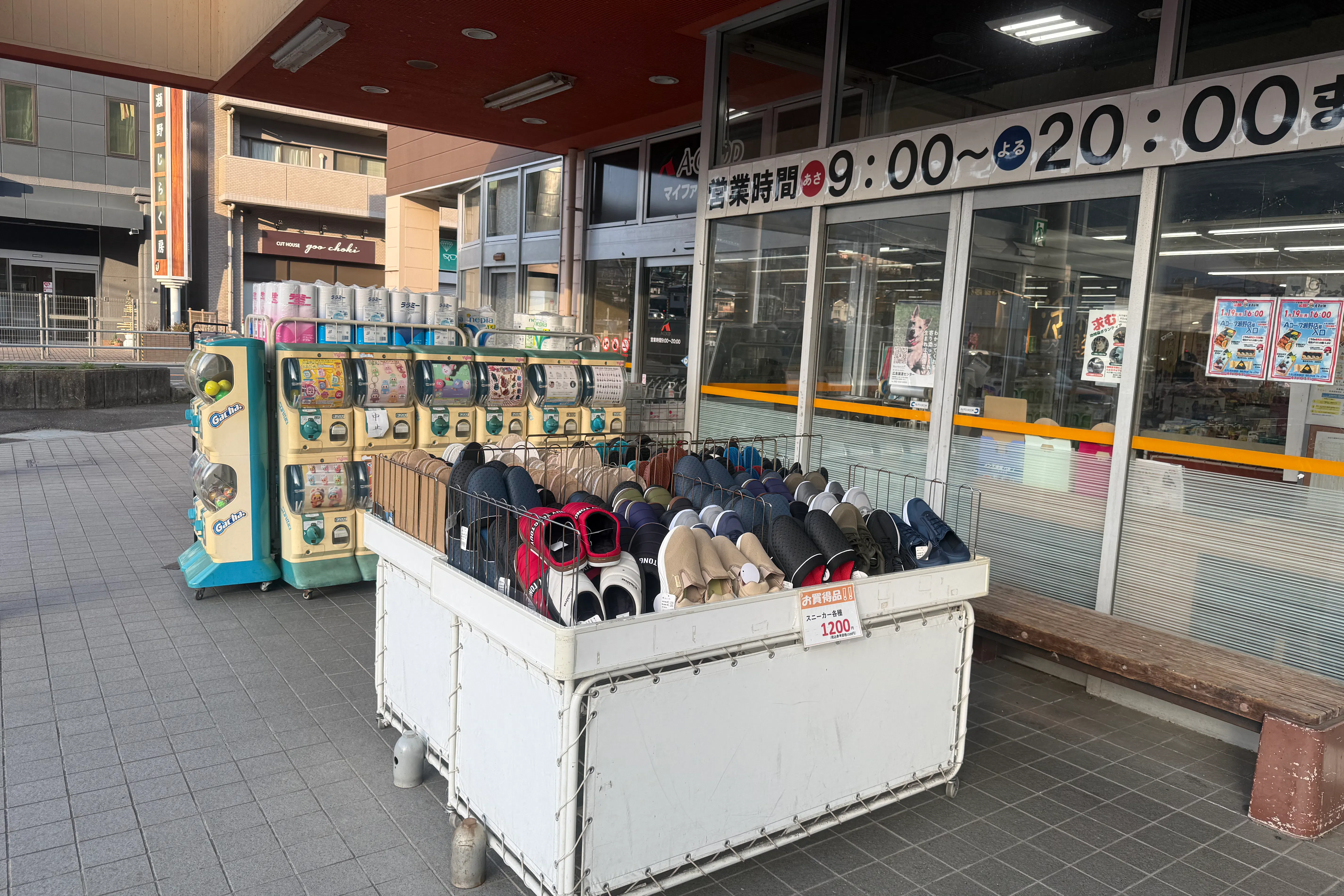 【Aコープ瀬野(マイファームせの)店】食物販や販促イベントに最適な屋外軒下スぺース