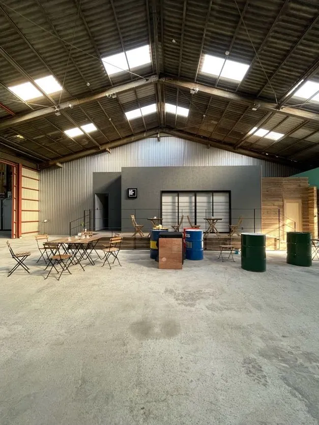 【兵庫県南あわじ市】バイク・車展示OK！音出し可能な廃倉庫リノベーション空間「cafe & bar 526」