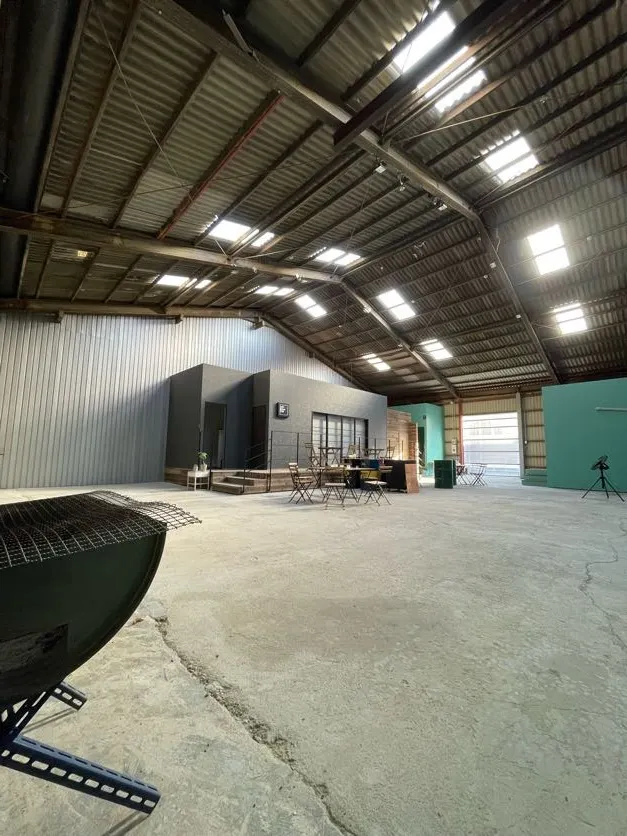 【兵庫県南あわじ市】バイク・車展示OK！音出し可能な廃倉庫リノベーション空間「cafe & bar 526」