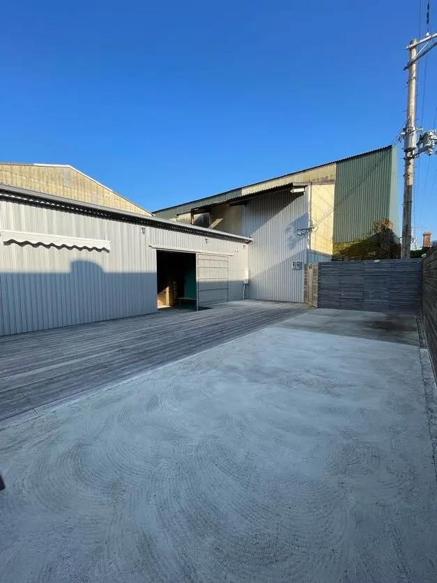 【兵庫県南あわじ市】バイク・車展示OK！音出し可能な廃倉庫リノベーション空間「cafe & bar 526」