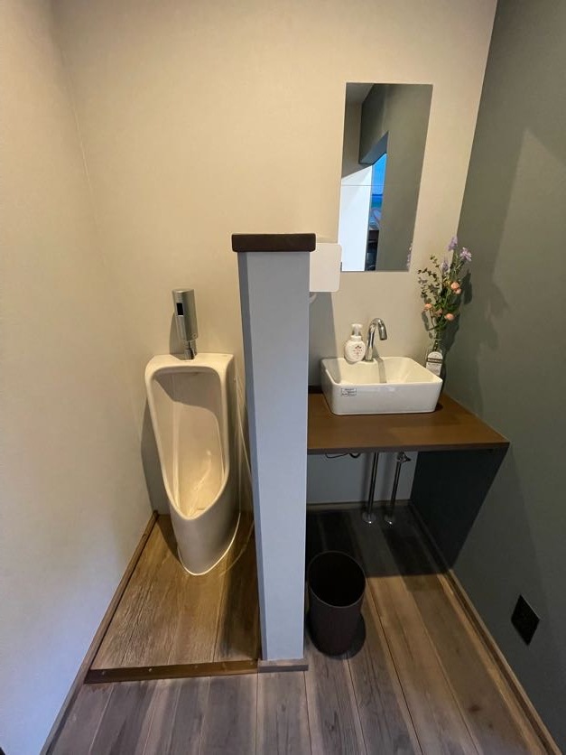 【cafe&bar526】男子お手洗い