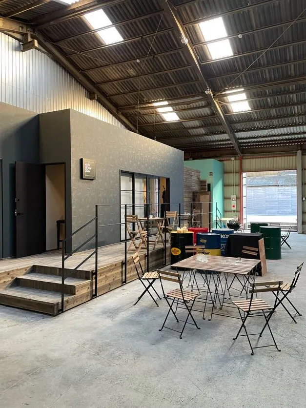 【兵庫県南あわじ市】バイク・車展示OK！音出し可能な廃倉庫リノベーション空間「cafe & bar 526」の画像