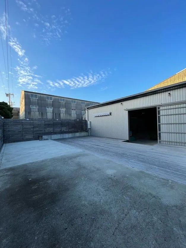 【兵庫県南あわじ市】バイク・車展示OK！音出し可能な廃倉庫リノベーション空間「cafe & bar 526」