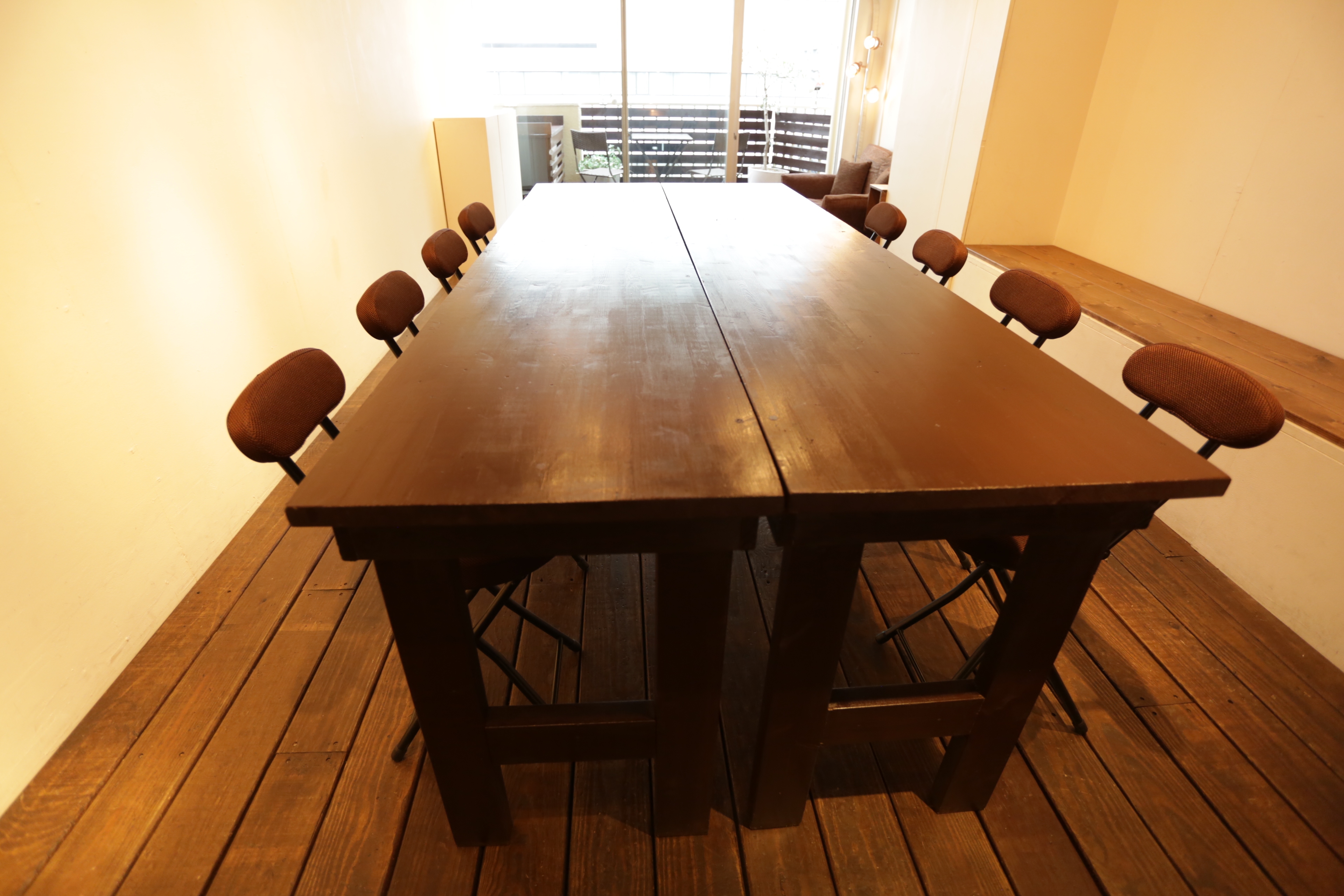 ワークショップやミーティングにも対応できるようテーブと椅子も取り揃えております。