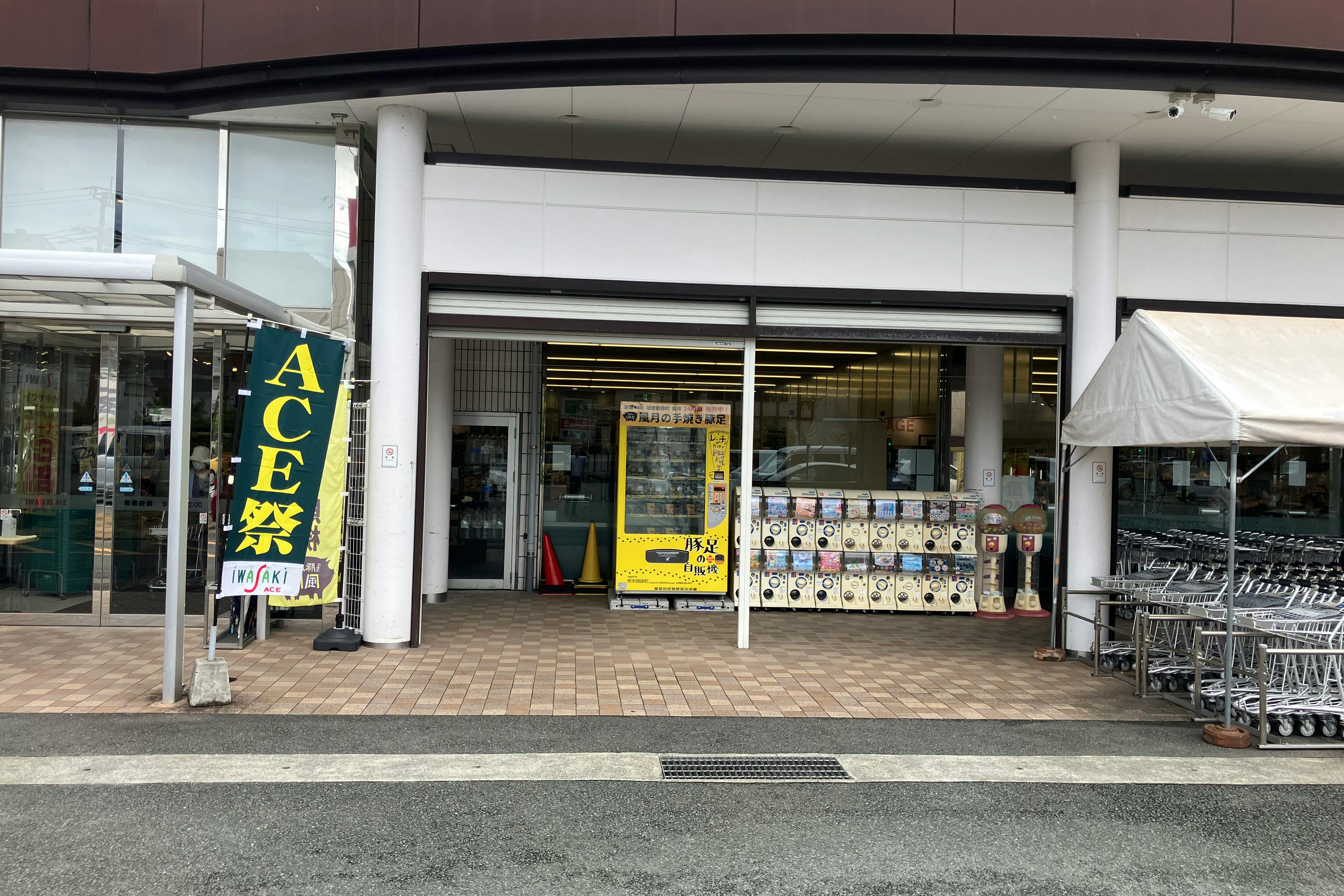 【イワサキACE上熊本店】プロモーションに最適な視認性の高い店頭入口前スペース