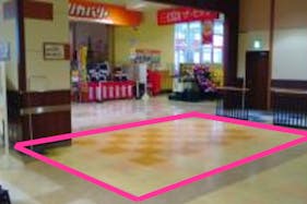【イオンタウン鷹巣】物販やプロモーション、展示会等に最適な視認性の高い館内メイン通路沿いのイベントスペース