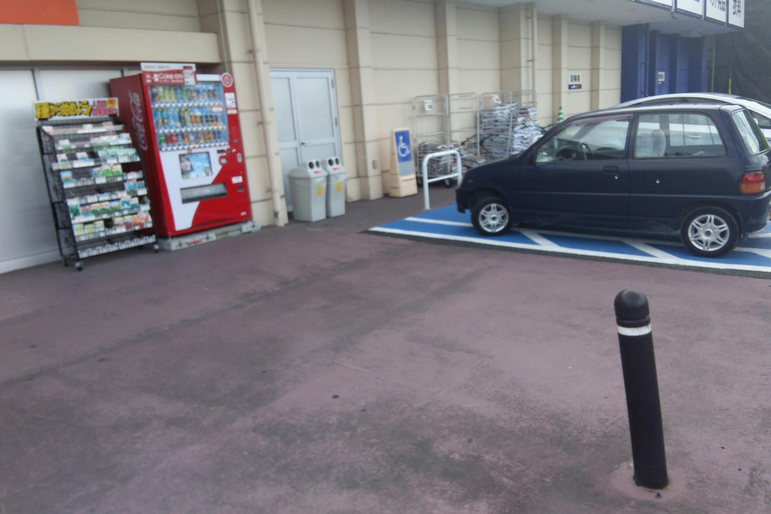 【ミスターマックス 飯塚花瀬店】食品側入口 キッチンカーや物販用途に最適な総合ディスカウントストアの催事イベントスペース