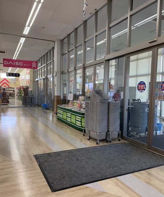 【オークワ泉佐野松風台】販促キャンペーンやプロモーションイベントに適した店頭スペース(軒下)