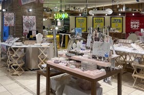 【マルイファミリー溝口】2階 カレンダリウムF02【食物販・物販】店内入ってすぐ、来客数も多く物産展や集合イベントに最適