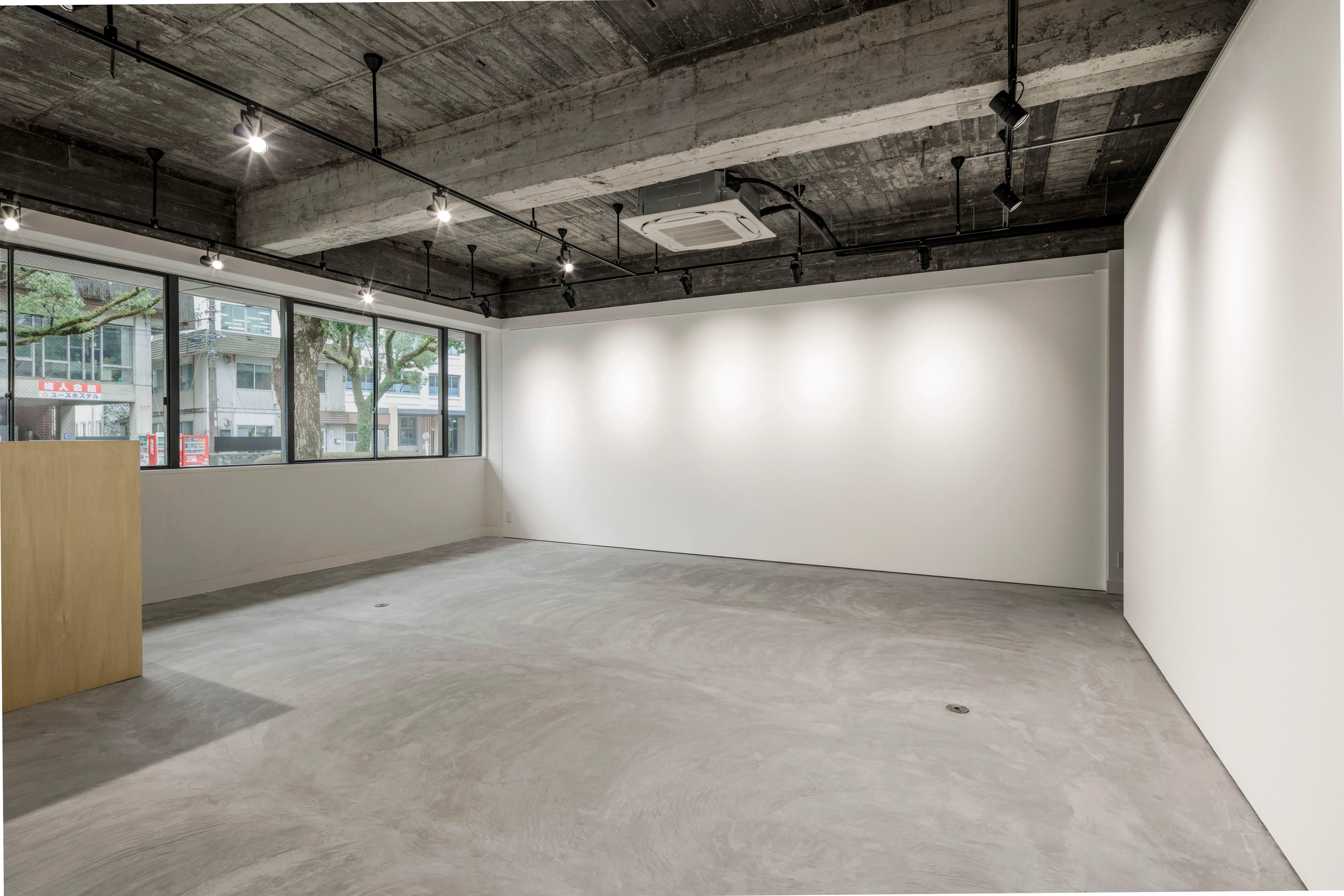 【宮崎駅エリア】個展やグループ展、アパレル関係の展示販売会に最適な文化の薫る楠並木通りにあるギャラリースペース