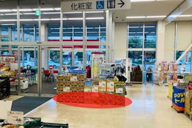 【マックスバリュ盛岡駅前北通店】各種プロモーションイベントや小規模物販に最適なベーカリー売場向かいの店内イベントスペース