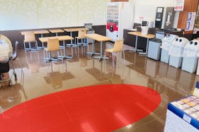 【マックスバリュ石鳥谷店】各種プロモーションイベントや小規模物販に最適なレストスペース付近にあるイベントスペース