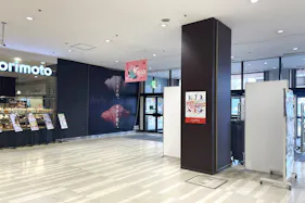 【イオン東札幌店】南郷通側出入口柱前(中央)