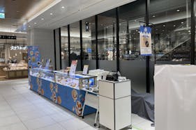 【アミュプラザくまもと】1F 南側エスカレーター横 ①上りエスカレーター側