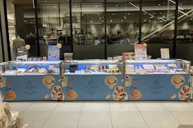 【アミュプラザくまもと】1F 南側エスカレーター横 ①上りエスカレーター側