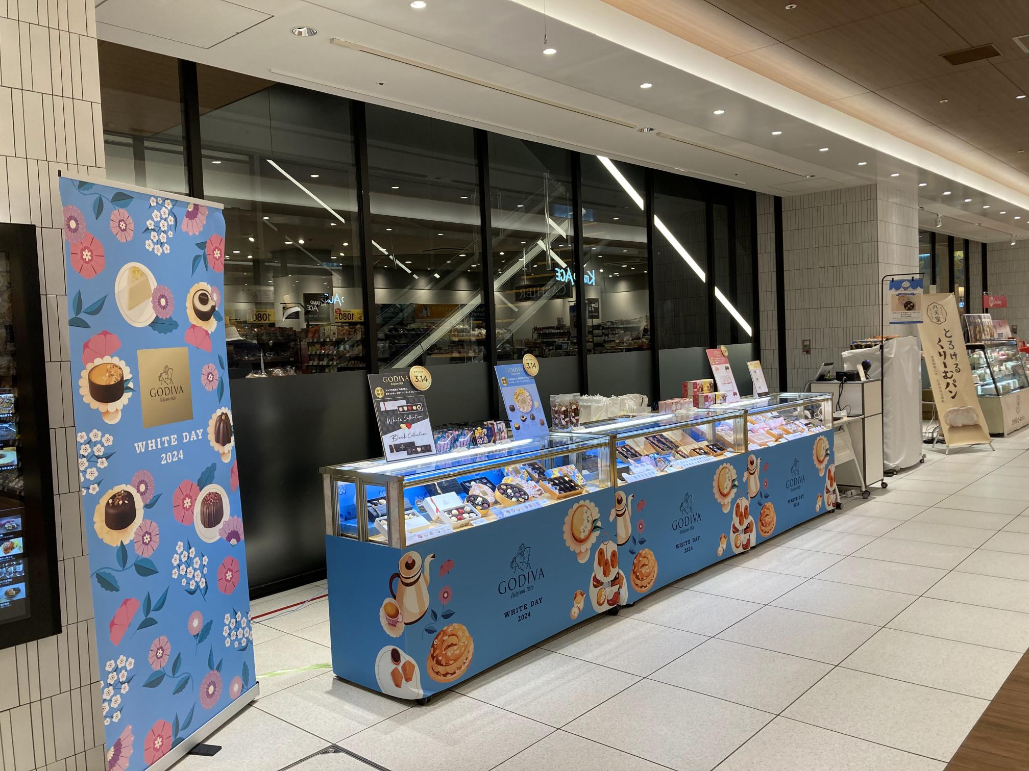 【アミュプラザくまもと】1F 南側エスカレーター横　①上りエスカレーター側