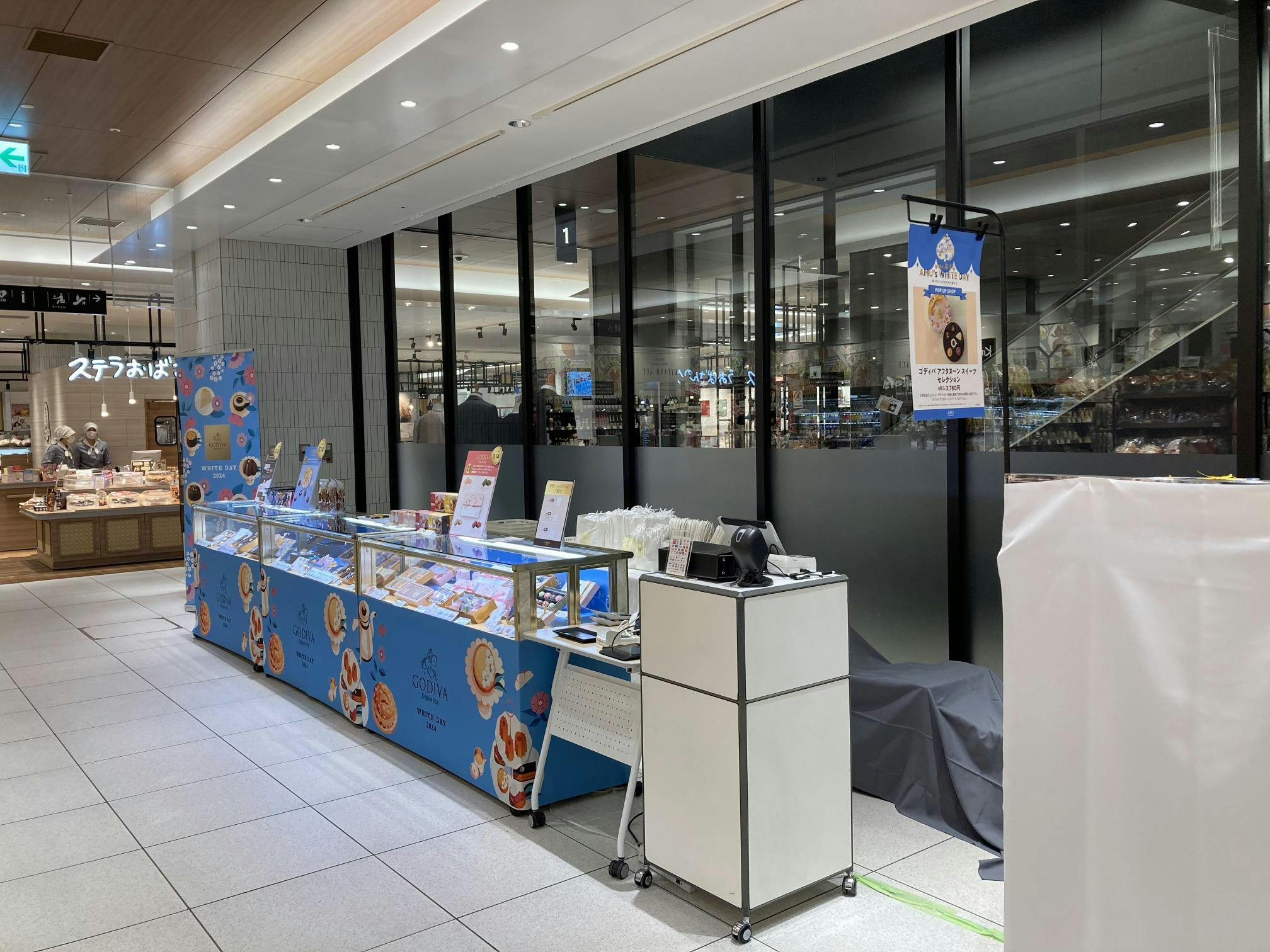 【アミュプラザくまもと】1F 南側エスカレーター横　①上りエスカレーター側