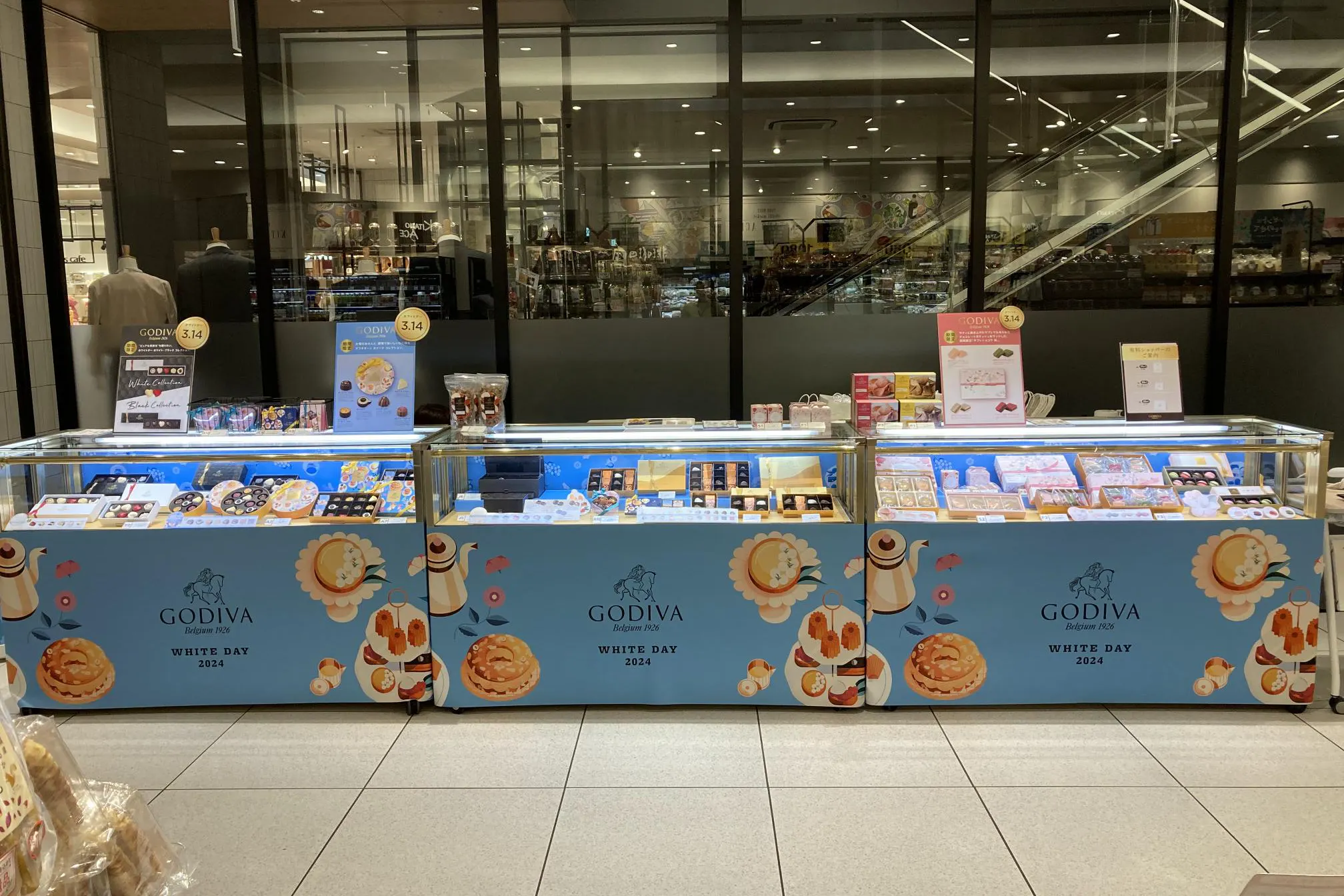 【アミュプラザくまもと】1F 南側エスカレーター横 ①上りエスカレーター側