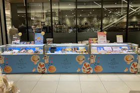 【アミュプラザくまもと】1F 南側エスカレーター横 ①上りエスカレーター側