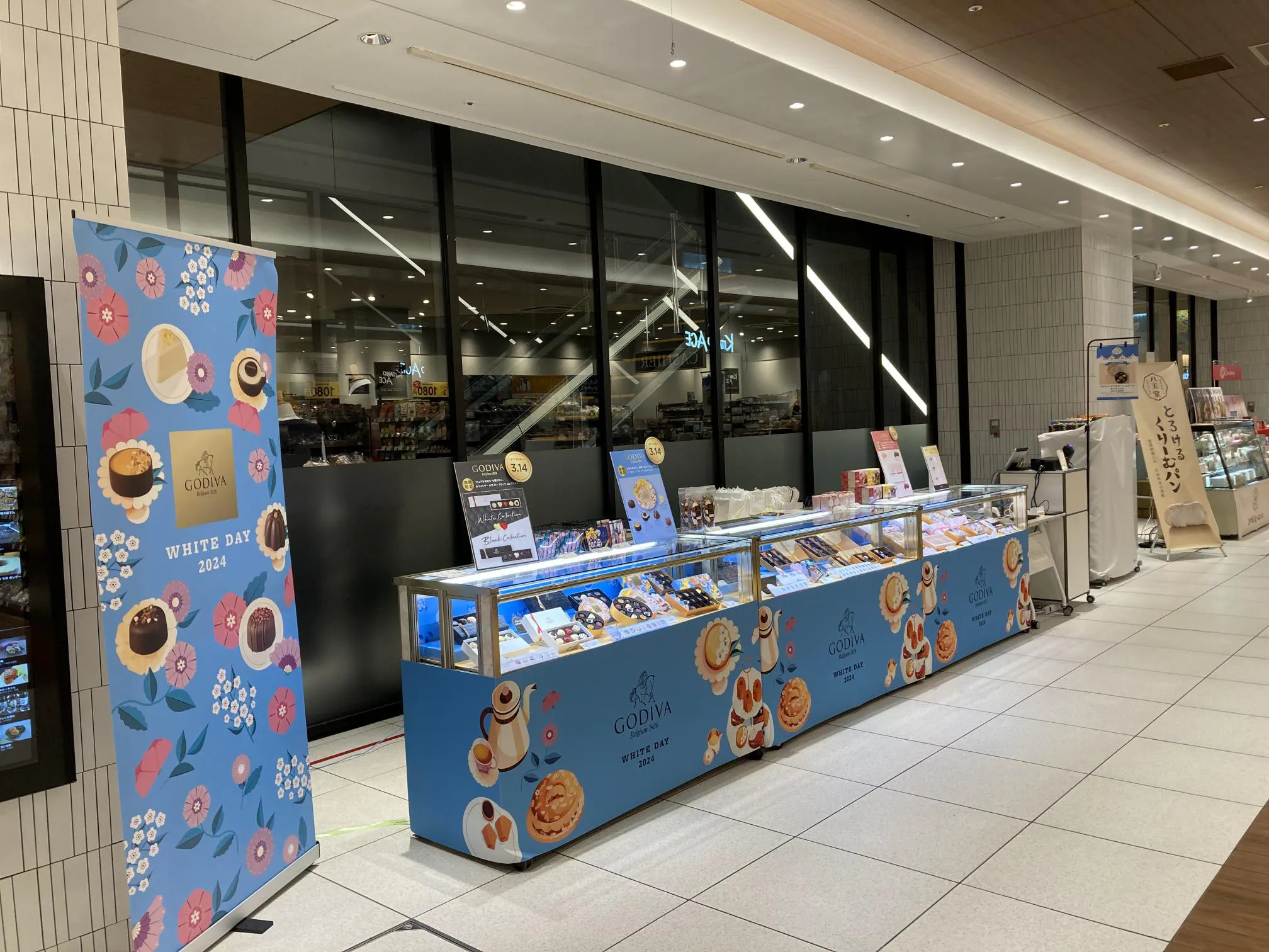 【アミュプラザくまもと】1F 南側エスカレーター横 ①上りエスカレーター側