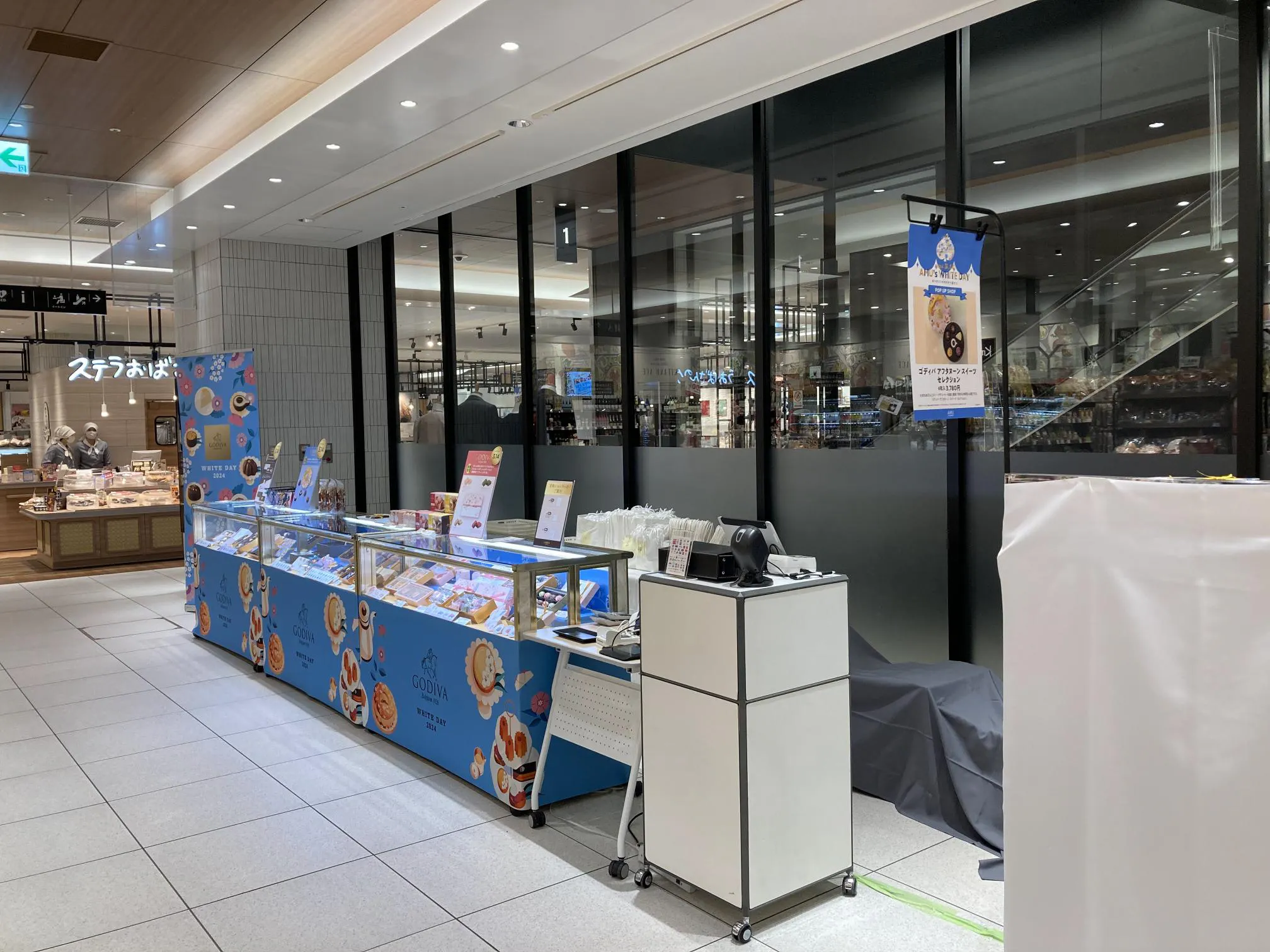 【アミュプラザくまもと】1F 南側エスカレーター横　①上りエスカレーター側