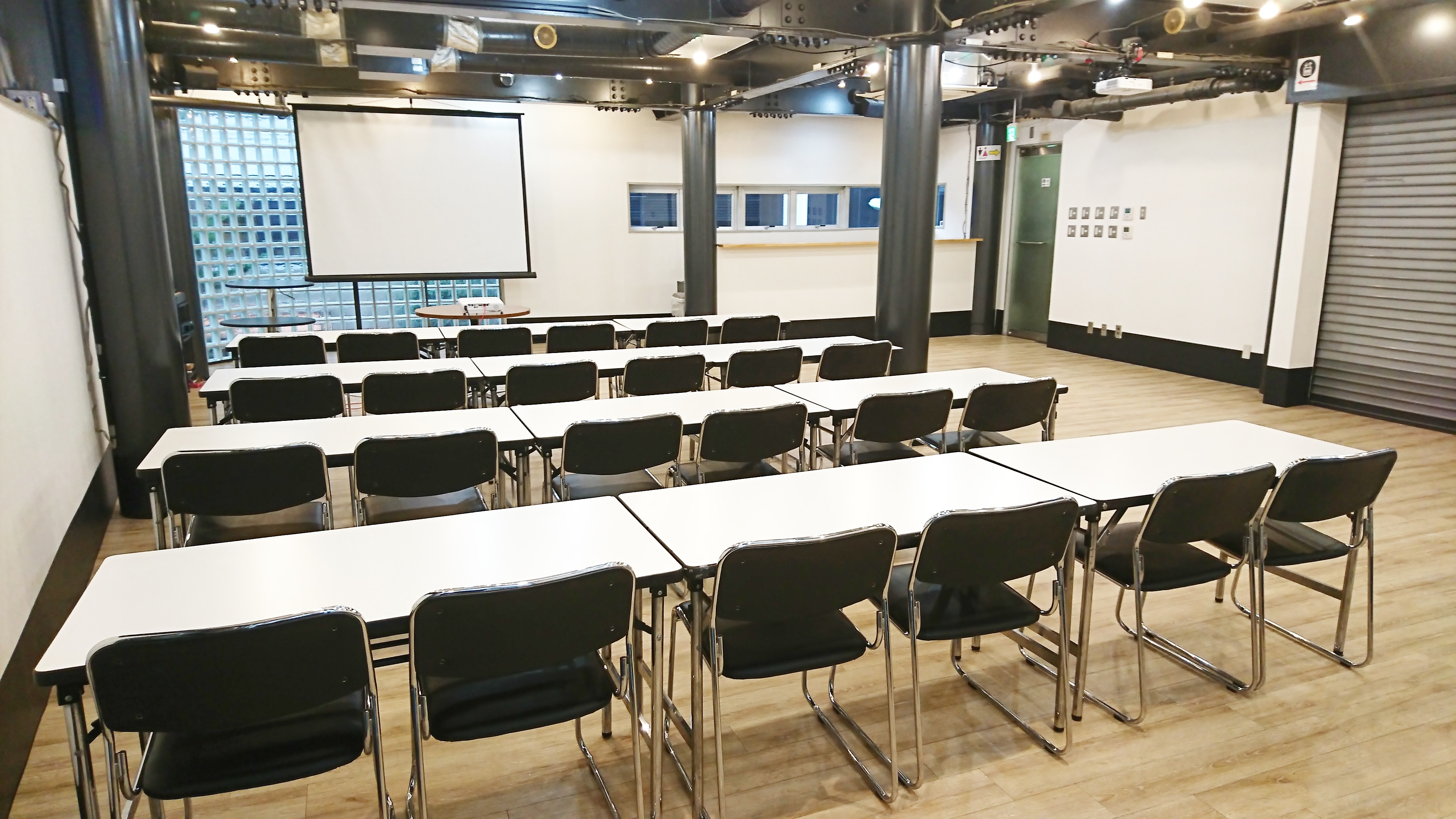 【明治神宮前(原宿)駅1分】ラフォーレ原宿裏通りの好立地！展示会、ポップアップ、チェキ会、控室などに最適です。