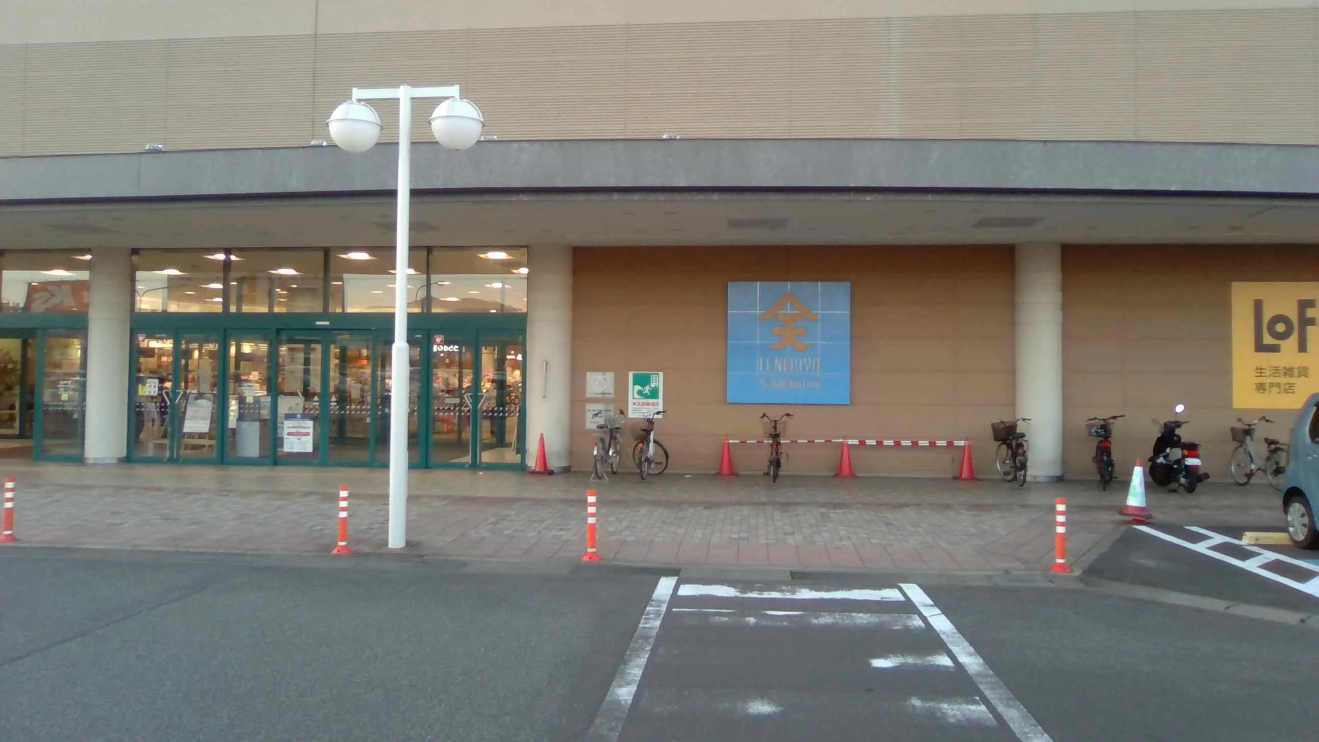 【天満屋ハピータウンポートプラザ店】食品側南入口軒下 各種プロモーション、会員獲得イベントに最適な屋外催事イベントスペースの画像