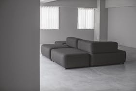 【祐天寺駅5分/1F】アパレル展示会に最適な明るいトーンのスムースモルタルの床と淡いグレーの壁のモダンな中に温かみのある撮影スタジオ