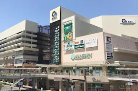 【あまがさきキューズモール】あまがさきキューズモール【メディア】「③ポスター付きチラシラック」