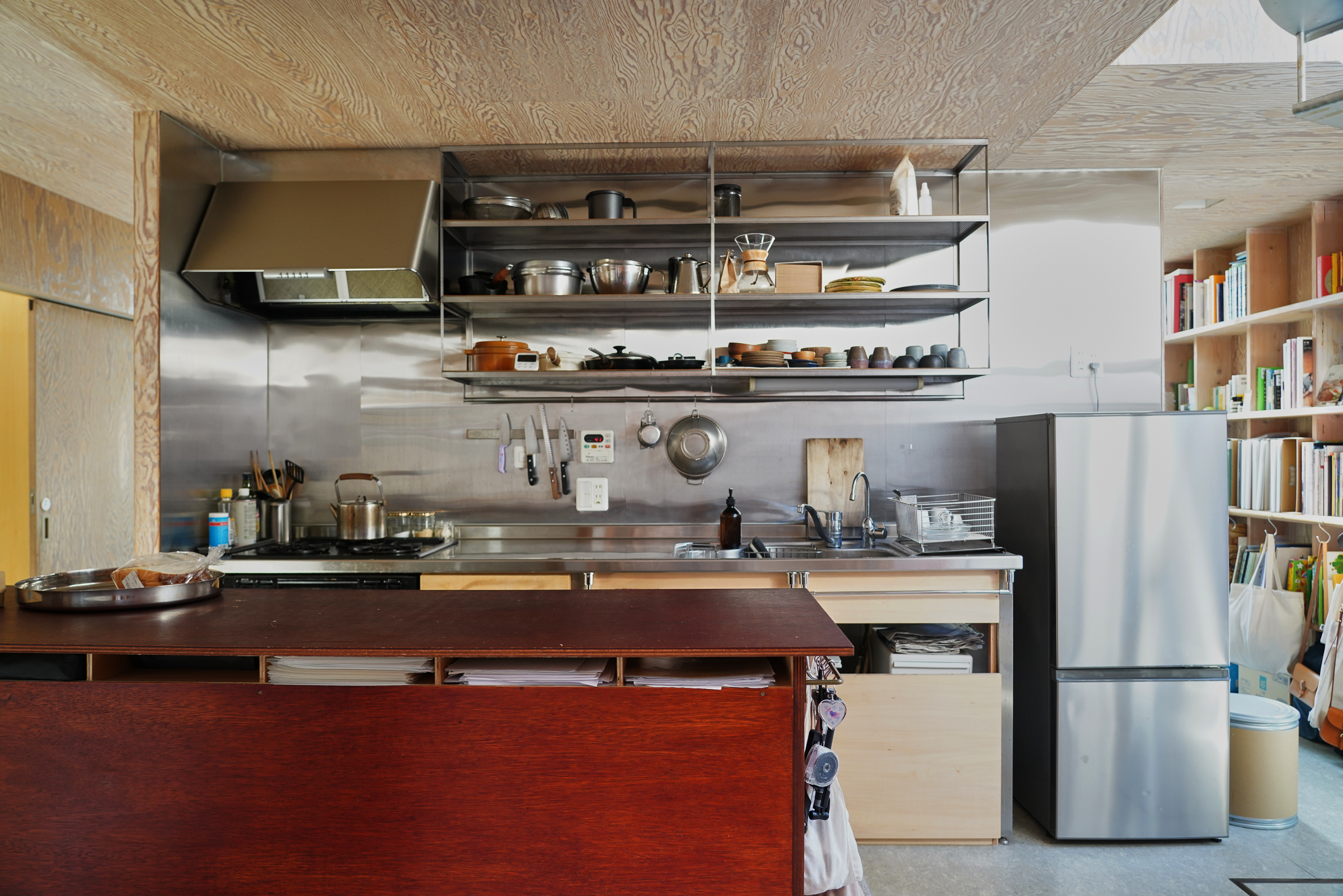 【池ノ上駅6分】撮影に適した光と影・素材が特徴的な自宅兼スタジオ