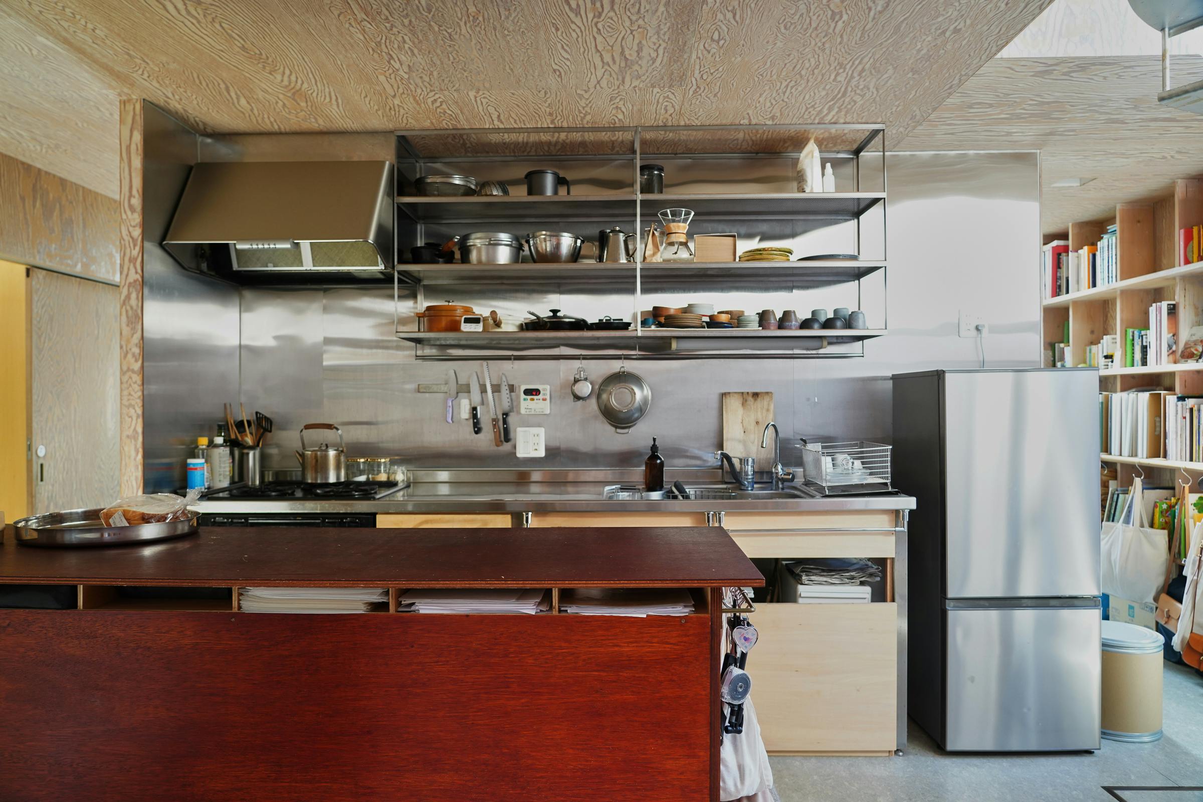 【池ノ上駅6分】撮影に適した光と影・素材が特徴的な自宅兼スタジオ