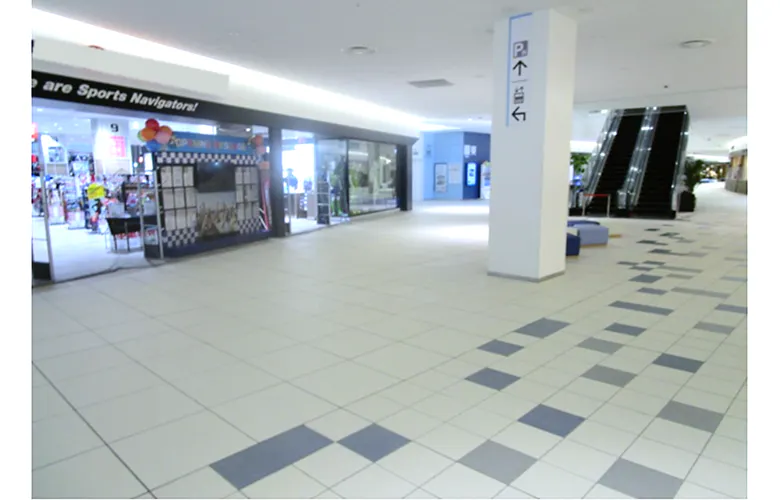 【ららぽーと湘南平塚】1階 UMI東エスカレーター前