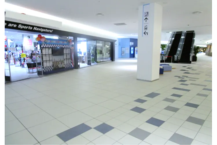 【ららぽーと湘南平塚】1階 UMI東エスカレーター前