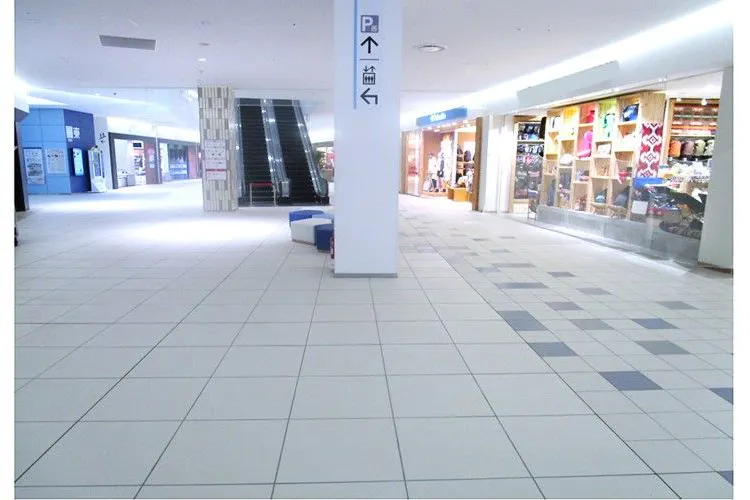 【ららぽーと湘南平塚】1階 UMI東エスカレーター前