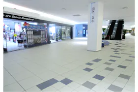 【ららぽーと湘南平塚】1階 UMI東エスカレーター前