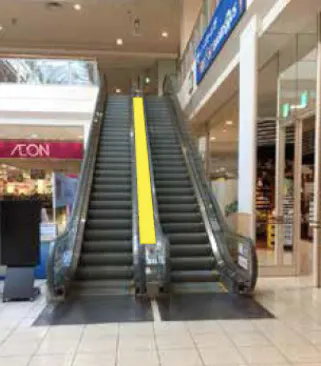 【イオンモール新居浜】モール内広告 エスカレーター［1］の画像