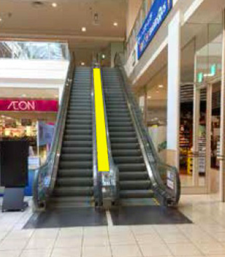 【イオンモール新居浜】モール内広告 エスカレーター［1］