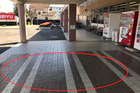 【西友 鳩山ニュータウン店】1階店頭軒先(屋根あり) プロモーション用途や物販、食物販のポップアップストアに最適なスーパーの屋外催事イベントスペース