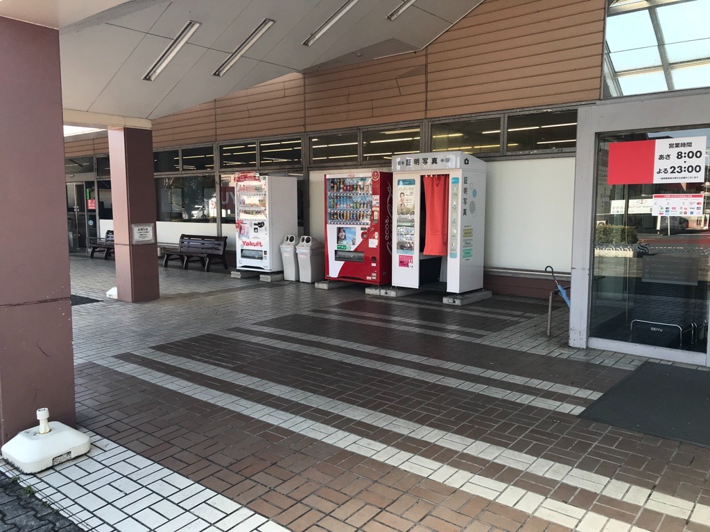 【西友　鳩山ニュータウン店】1階店頭軒先（屋根あり）　プロモーション用途や物販、食物販のポップアップストアに最適なスーパーの屋外催事イベントスペース