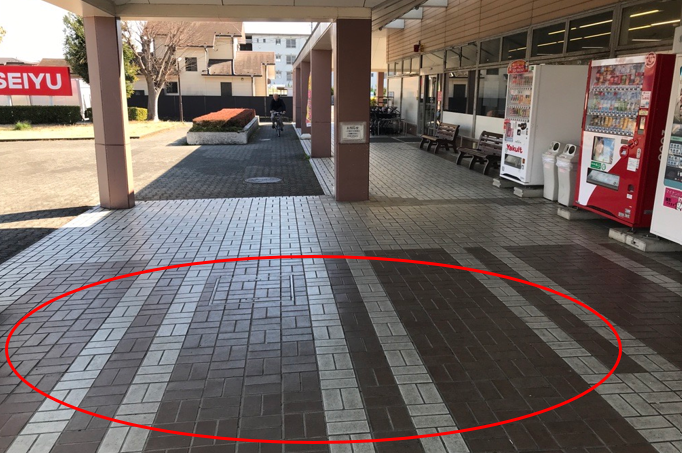 【西友　鳩山ニュータウン店】1階店頭軒下（屋根あり）　プロモーション用途や物販、食物販のポップアップストアに最適なスーパーの屋外催事イベントスペース