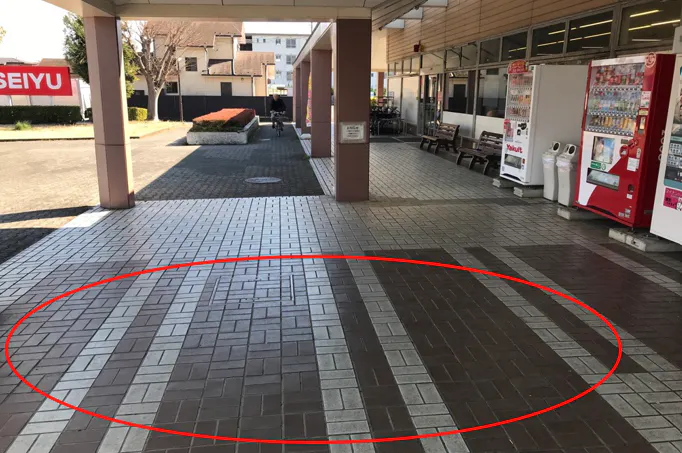 【西友　鳩山ニュータウン店】1階店頭軒下（屋根あり）　プロモーション用途や物販、食物販のポップアップストアに最適なスーパーの屋外催事イベントスペース