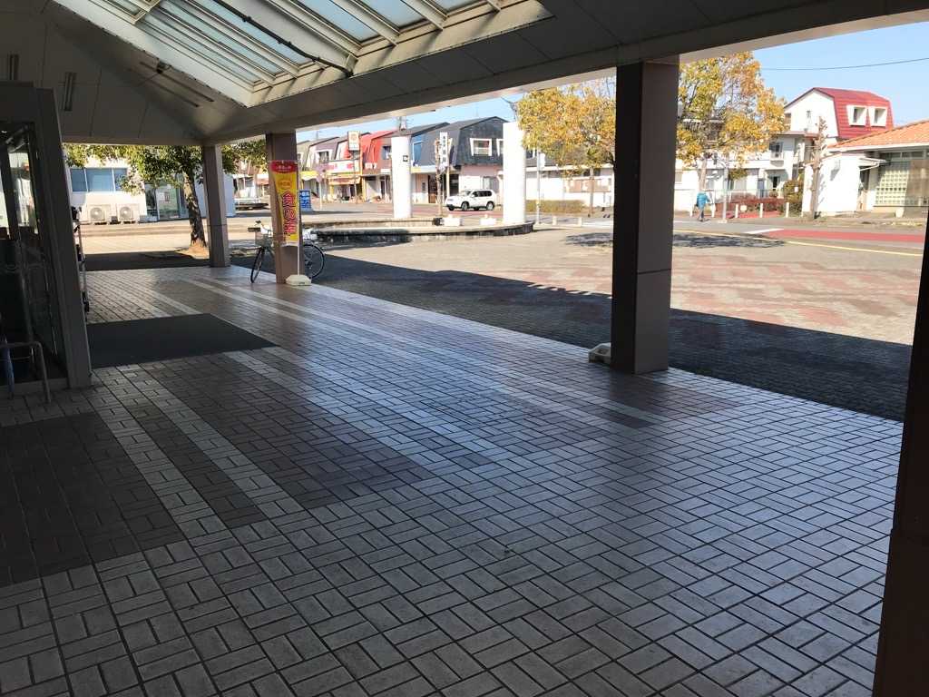 【西友　鳩山ニュータウン店】1階店頭軒下（屋根あり）　プロモーション用途や物販、食物販のポップアップストアに最適なスーパーの屋外催事イベントスペース