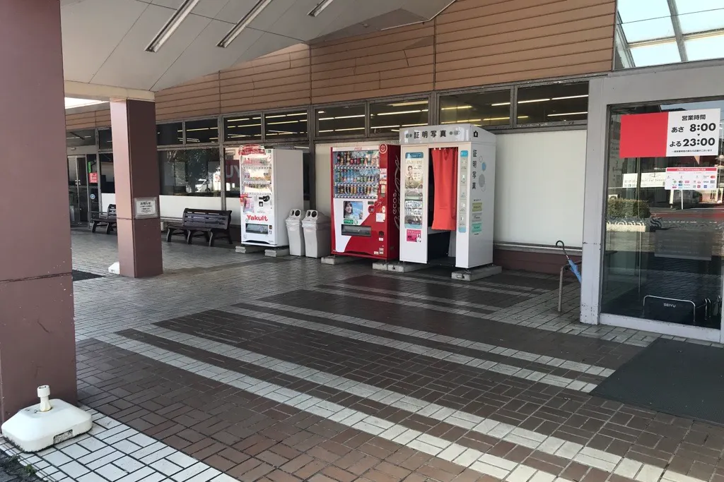 【西友 鳩山ニュータウン店】1階店頭軒下(屋根あり) プロモーション用途や物販、食物販のポップアップストアに最適なスーパーの屋外催事イベントスペース