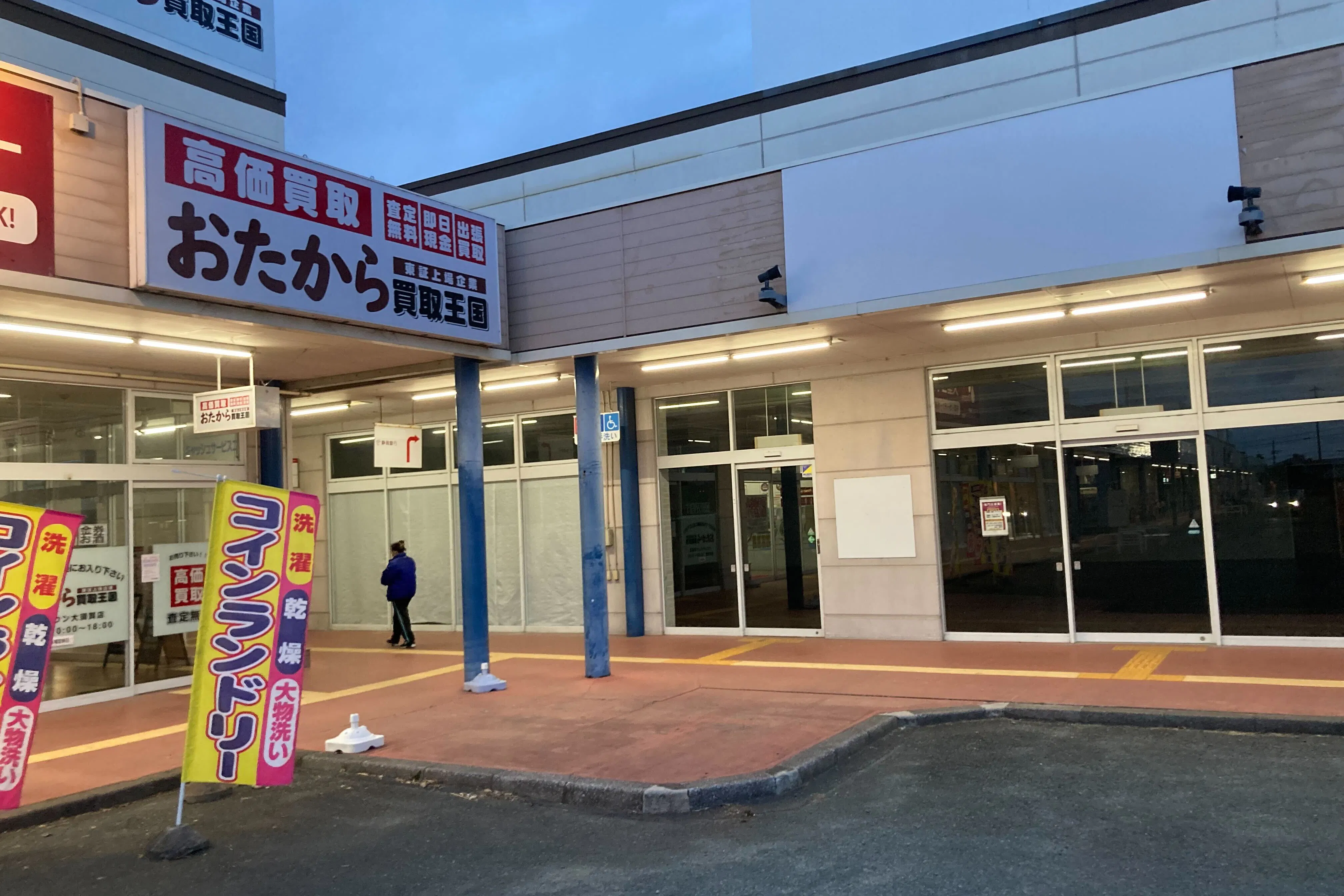 【イオンタウン大須賀】キッチンカー等の移動販売に最適な大型駐車場に面した屋外スペース