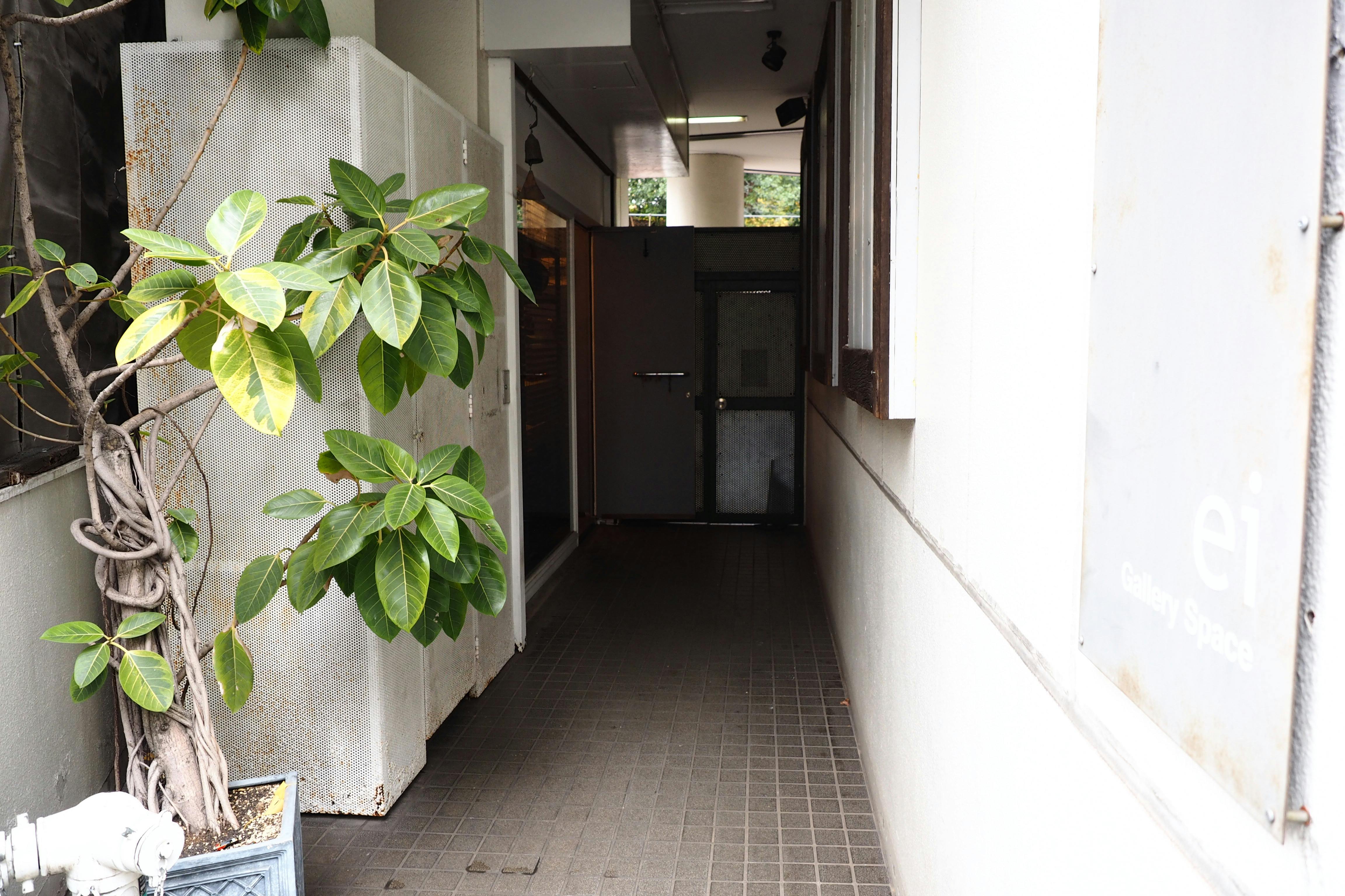 入り口になります。 入って左手。 看板は路面や、通路入り口に設置可能。 看板もご用意あります。