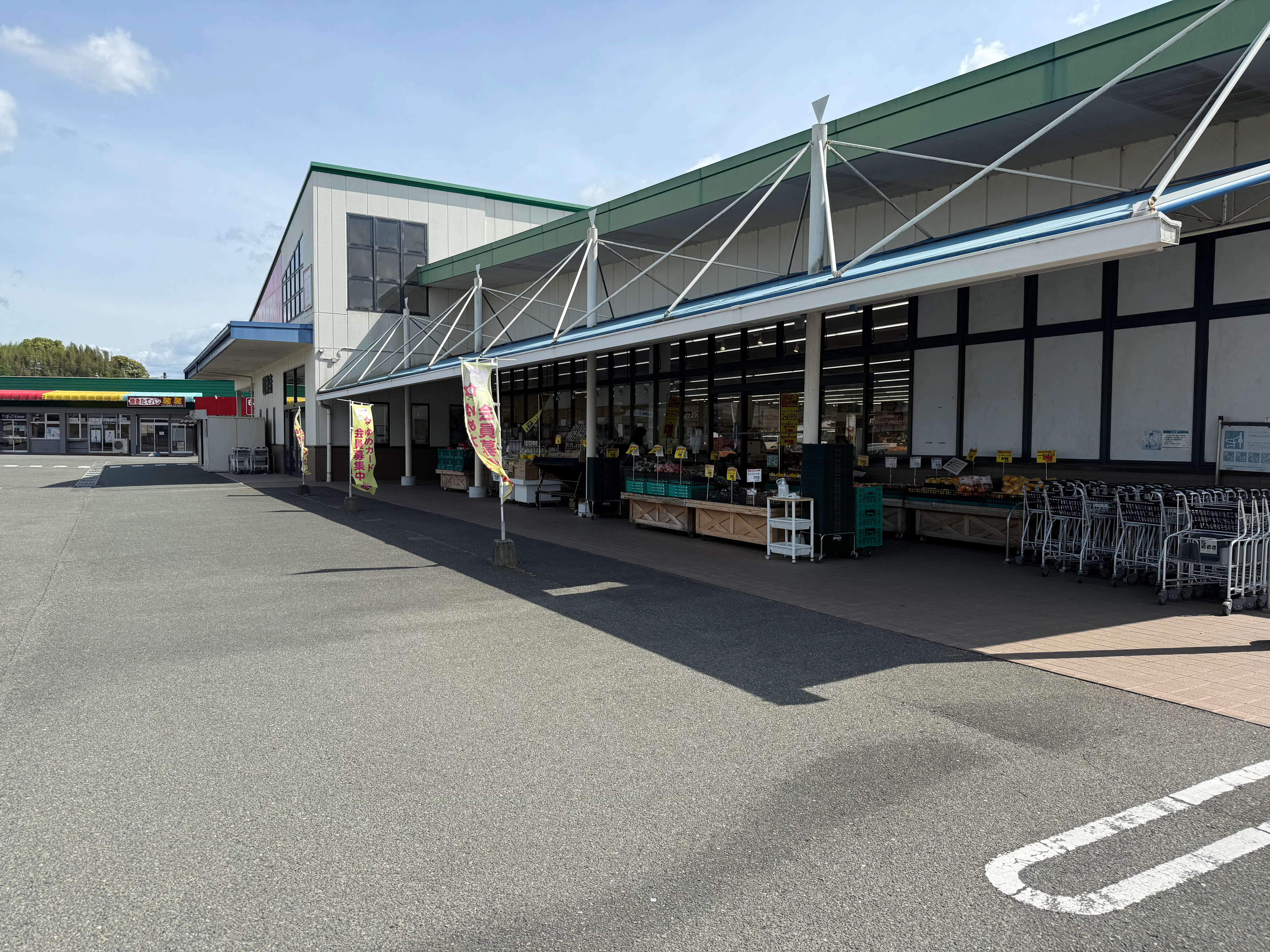 【ゆめマート 稲築】屋外（屋根なし）　キッチンカーや販促プロモーションにおすすめな催事イベントスペース