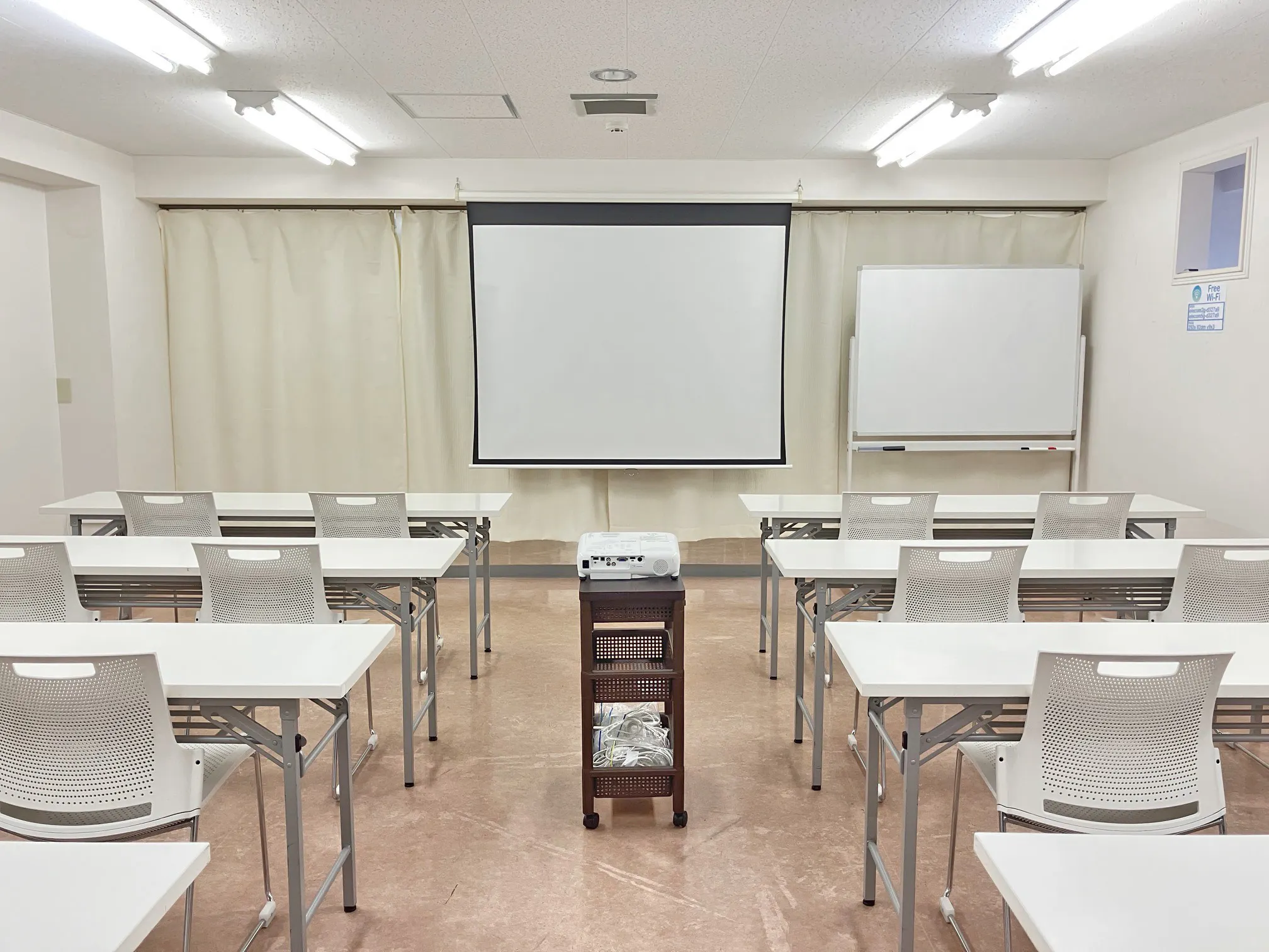 【高崎白銀ビル貸会議室】第四会議室(34㎡) 最大24名収容・設備無料|販売利用OK