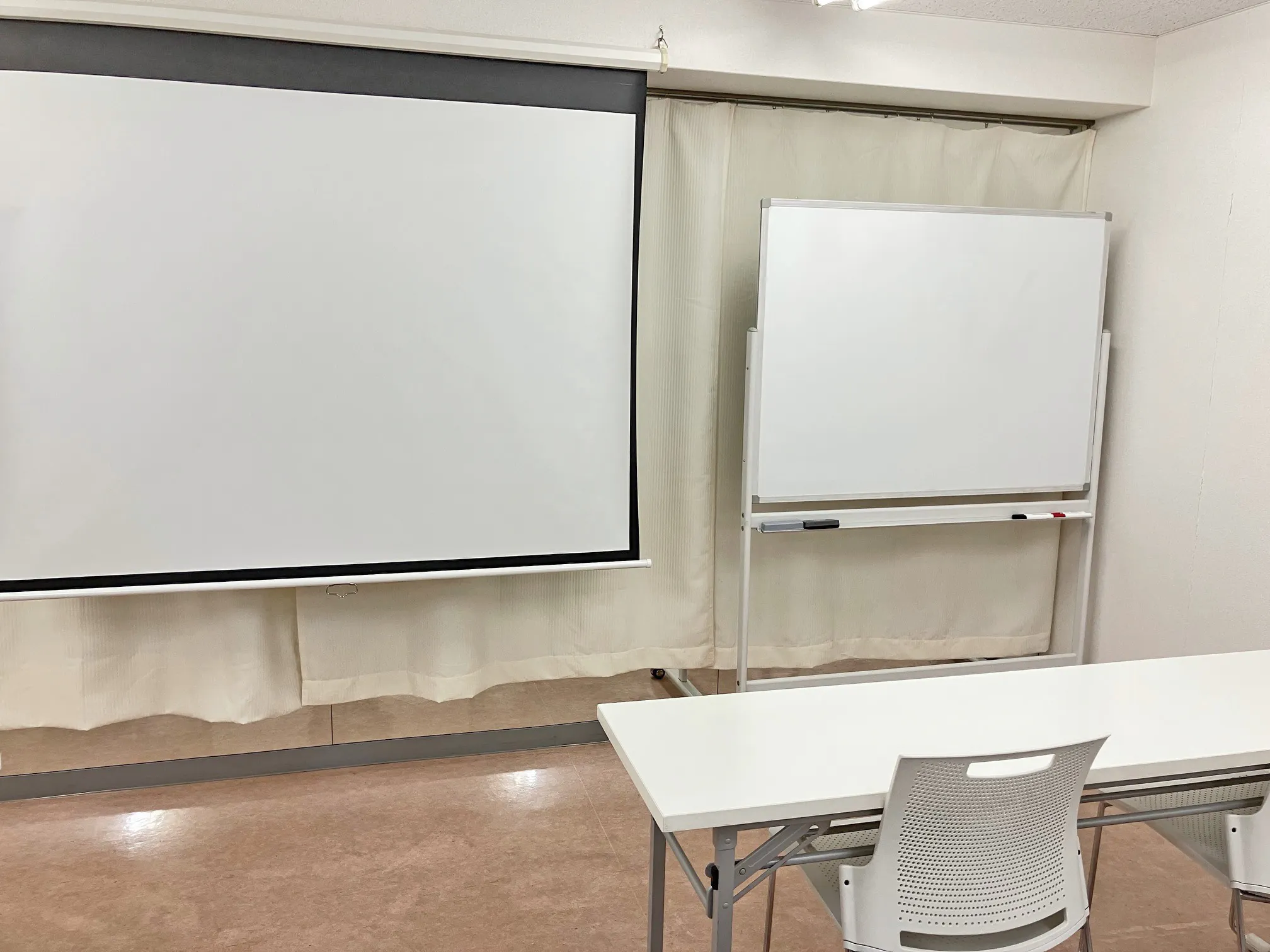 【高崎白銀ビル貸会議室】第四会議室(34㎡) 最大24名収容・設備無料|販売利用OK