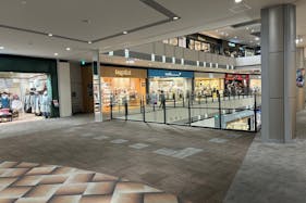 【イオンモール四條畷】2階中央エスカレータ前