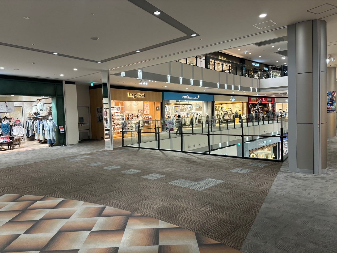 【イオンモール四條畷】２階中央エスカレータ前